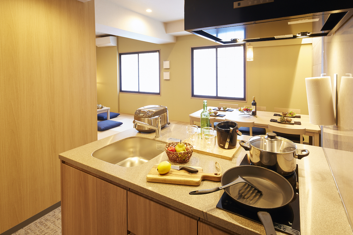 上野曼迪高級公寓酒店（MONday Apart Premium UENO）每間房均有梳化、餐桌、微波爐及小廚房等